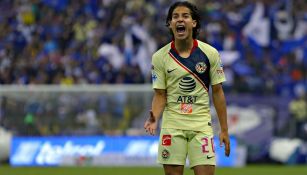 Diego Lainez reclama una falta en su paso por América