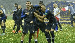 Griezmann, Mbappé y Pogba festejan el título del Rusia 2018