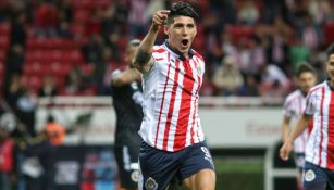 Alan Pulido festeja un gol con las Chivas