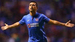 Elías Hernández festeja un gol con Cruz Azul