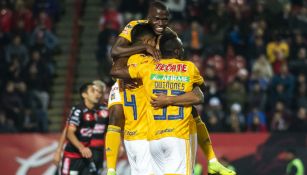 Jugadores de Tigres festejan anotación contra Xolos