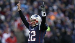 Tom Brady levanta las manos en el juego frente a Chargers 