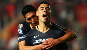 Felipe Mora festeja un gol con Pumas