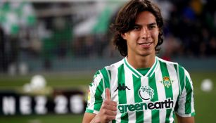 Lainez durante su presentación con el Betis 