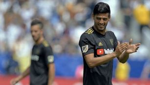 Vela aplaude a la afición durante partido del LAFC 