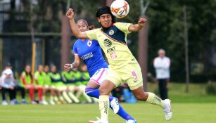Lucero Cuevas disputa un balón en el aire frente a Jacqueline Hernández