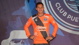 Tirso Trueba en la presentación del uniforme de Puebla