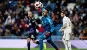 Keylor Navas lanza un balón en un juego del Real Madrid