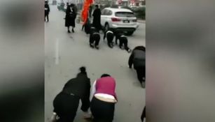 Empleados cumpliendo su castigo en China 