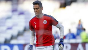 Gudiño calienta previo a un partido de Chivas