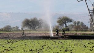 Elementos del ejército intentan controlar la fuga de combustible