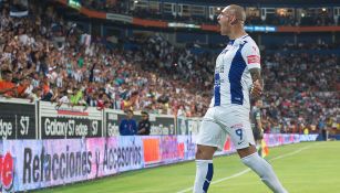 Ariel Nahuelpán festeja gol con Pachuca