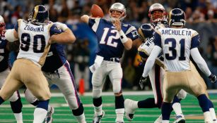 Brady lanza el ovoide durante el Super Bowl XXXVI