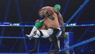 Andrade y Rey Mysterio en un esquinero del ring
