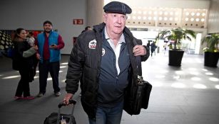 Manuel Lapuente en el Aeropuerto Internacional de la CDMX