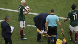 Neymar es atendido por médicos tras agresión de Layún en la Copa del Mundo de Rusia 2018 