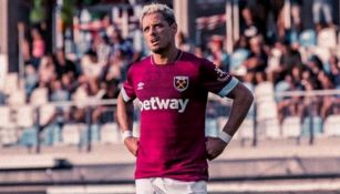 Chicharito durante un partido con el West Ham