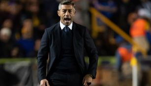 Pedro Caixinha da gritos en juego de Cruz Azul 