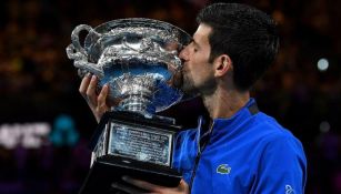 Novak Djokovic con el trofeo del Abierto de Australia