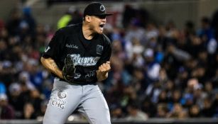 Jugador de Charros festeja en el quinto juego frente a Yaquis