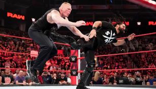 Brock Lesnar recibe una patada de Seth Rollins