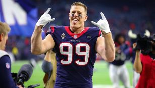 JJ Watt celebra tras una victoria con los Texans