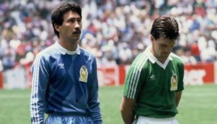 Pablo Larios y Javier Aguirre durante un juego de la Selección