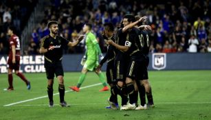 Los Angeles festejan gol doblete de Carlos Vela