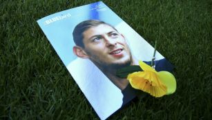 Fotografía de Emiliano Sala junto a una flor amarilla