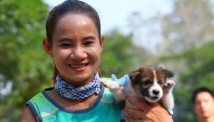 Maratonista posa con el cachorro que rescató