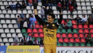 Gaspar Servio festeja en un juego de Dorados