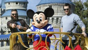 Julian Edelman y Tom Brady en Disney World