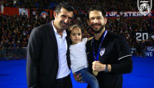 Benjamín Mora acompañado de Luis Figo tras consagrarse Campeón