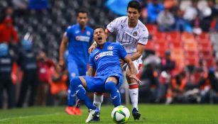 Cata Domínguez disputa un balón contra Jesús Molina de Chivas