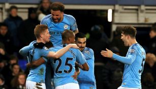 Jugadores del Manchester City celebran gol contra Everton