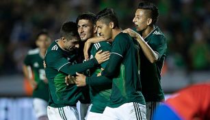 Jugadores del Tri celebran gol de Víctor Guzmán