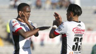 Jugadores de Lobos BUAP festejan un gol 