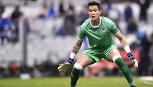 Raúl Gudiño durante un partido contra Cruz Azul 