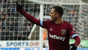 Chicharito festeja un tanto con el West Ham esta temporada