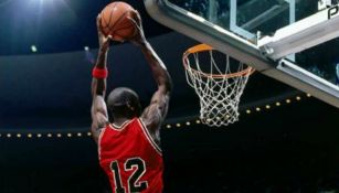 Michael Jordan portando el jersey 12