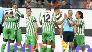 Betis festeja gol de Diego Lainez