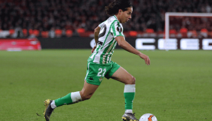 Diego Lainez conduce el esférico en un duelo con el Betis