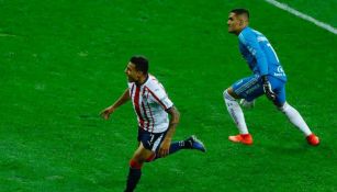 Alexis Vega festeja su primer gol con Chivas