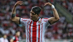 Alan Pulido durante un partido de Chivas