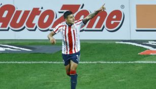 Alexis Vega festeja un gol con Chivas