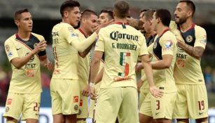 Jugadores de las Águilas festejan anotación contra Lobos