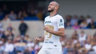 Carlos González durante el duelo entre Pumas y León