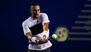 Nick Kyrgios golpea la bola en el juego contra Wawrinka 