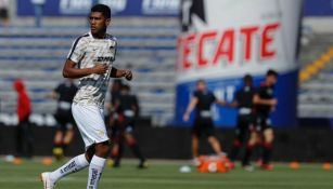 Jeison Angulo, en calentamiento de Pumas