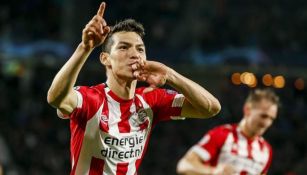 Chucky Lozano festeja un gol con el PSV